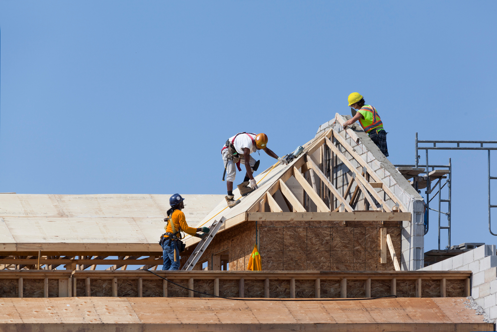 What advantages come from choosing a contractor familiar with local properties